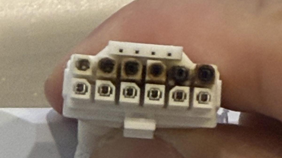 RTX 5090’da Bir Konnektör Vakası Daha: 16 Pin Güç Girişi Aşırı Isınmayla Eridi - Görsel 1