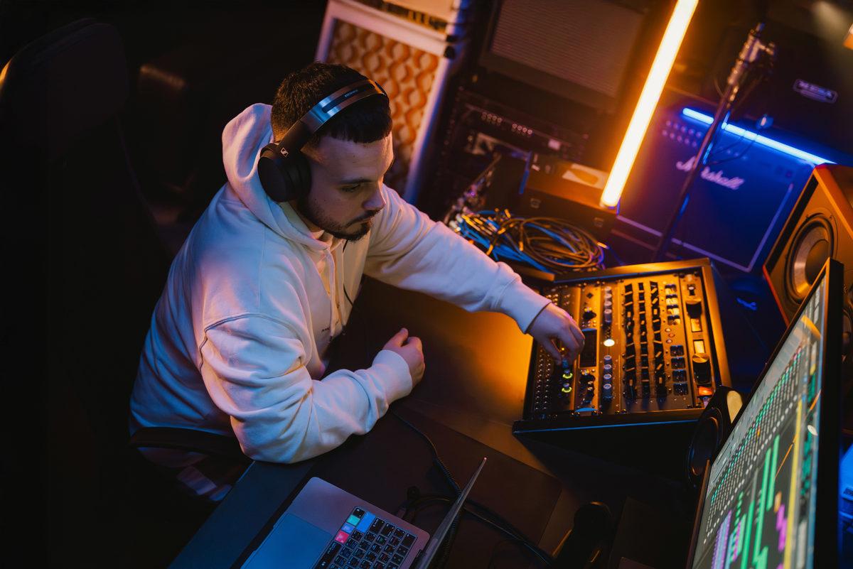 Sennheiser HD 480 PRO İncelemesi: Profesyonel Ses Deneyimini Yeniden Tanımlayan Kulaklık 22 HD_480_Pro_Product_Shot_In_Use_14_mr