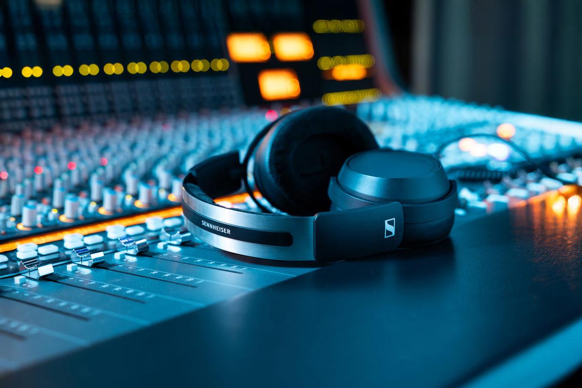 Sennheiser HD 480 PRO İncelemesi: Profesyonel Ses Deneyimini Yeniden Tanımlayan Kulaklık 20 HD_480_Pro_Product_Shot_Mood_03_mr