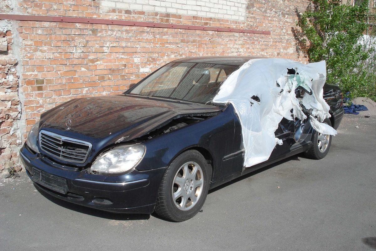 Ağır Hasar Kayıtlı Araçlar: Alınır mı ve Nasıl Dikkatli Bir Şekilde Satılmalıdır? 33 Crashed_black_S-Class