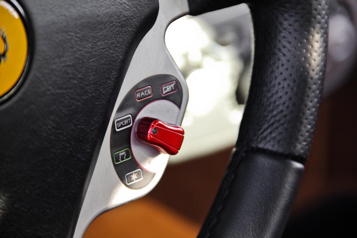 Ferrari Direksiyonlarında Neden Bu Kadar Tuş Var? Yarış Pisti Mirasının Sırrı 27 manettino